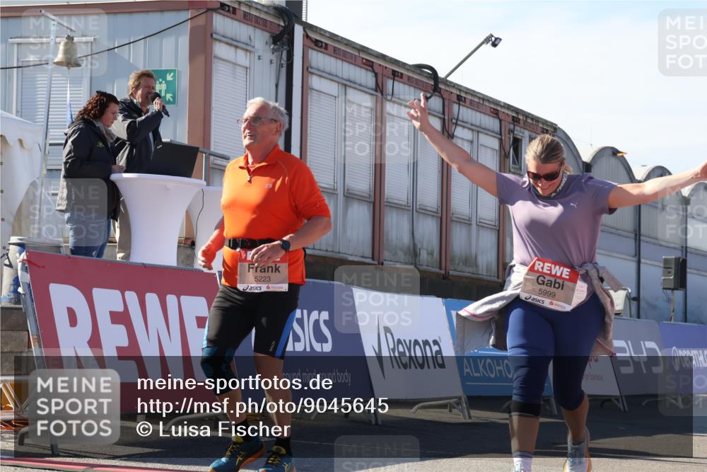 03.10.2025 - Köhlbrandbrückenlauf Luisa Fischer http://msf.ph/oto/9045645 03.10.2025 13:45:28 Ziel 9148, 5223, 5600, 5999, 6695 meine-sportfotos.de