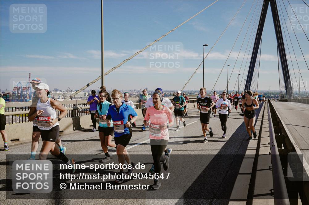 03.10.2025 - Köhlbrandbrückenlauf Michael Burmester http://msf.ph/oto/9045647 03.10.2025 12:28:05 Position 1 4933 meine-sportfotos.de