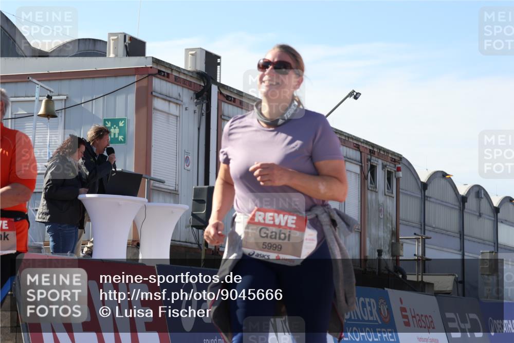 03.10.2025 - Köhlbrandbrückenlauf Luisa Fischer http://msf.ph/oto/9045666 03.10.2025 13:45:29 Ziel 9148, 5223, 5600, 5999, 6695 meine-sportfotos.de