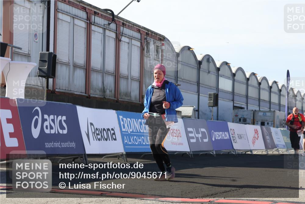 03.10.2025 - Köhlbrandbrückenlauf Luisa Fischer http://msf.ph/oto/9045671 03.10.2025 13:45:42 Ziel 5184 meine-sportfotos.de