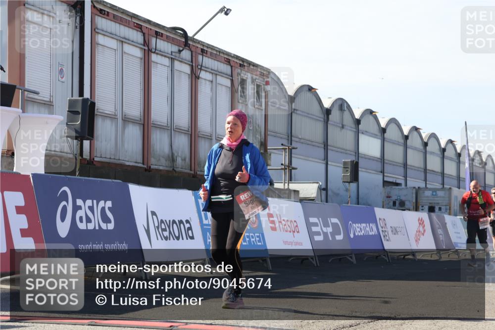 03.10.2025 - Köhlbrandbrückenlauf Luisa Fischer http://msf.ph/oto/9045674 03.10.2025 13:45:42 Ziel 5184 meine-sportfotos.de