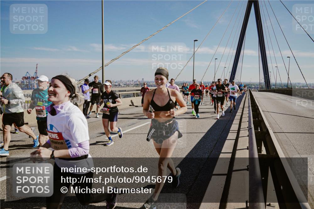 03.10.2025 - Köhlbrandbrückenlauf Michael Burmester http://msf.ph/oto/9045679 03.10.2025 12:28:07 Position 1 25, 5051 meine-sportfotos.de