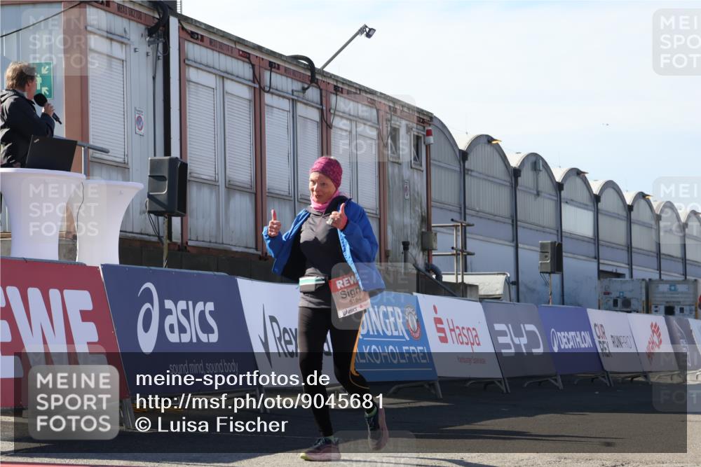 03.10.2025 - Köhlbrandbrückenlauf Luisa Fischer http://msf.ph/oto/9045681 03.10.2025 13:45:43 Ziel 5184 meine-sportfotos.de