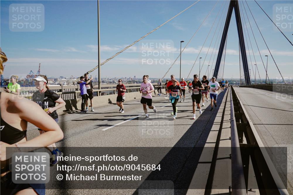 03.10.2025 - Köhlbrandbrückenlauf Michael Burmester http://msf.ph/oto/9045684 03.10.2025 12:28:08 Position 1  meine-sportfotos.de