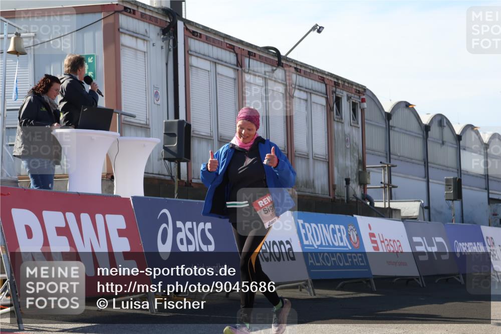 03.10.2025 - Köhlbrandbrückenlauf Luisa Fischer http://msf.ph/oto/9045686 03.10.2025 13:45:43 Ziel 5184 meine-sportfotos.de