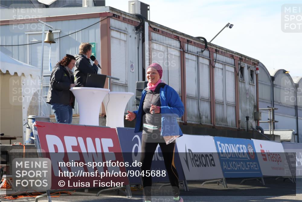 03.10.2025 - Köhlbrandbrückenlauf Luisa Fischer http://msf.ph/oto/9045688 03.10.2025 13:45:43 Ziel 5184 meine-sportfotos.de