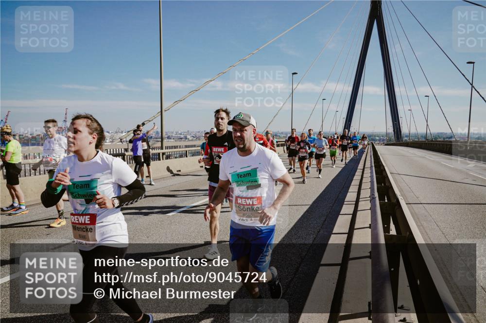 03.10.2025 - Köhlbrandbrückenlauf Michael Burmester http://msf.ph/oto/9045724 03.10.2025 12:28:11 Position 1 6566, 6565 meine-sportfotos.de