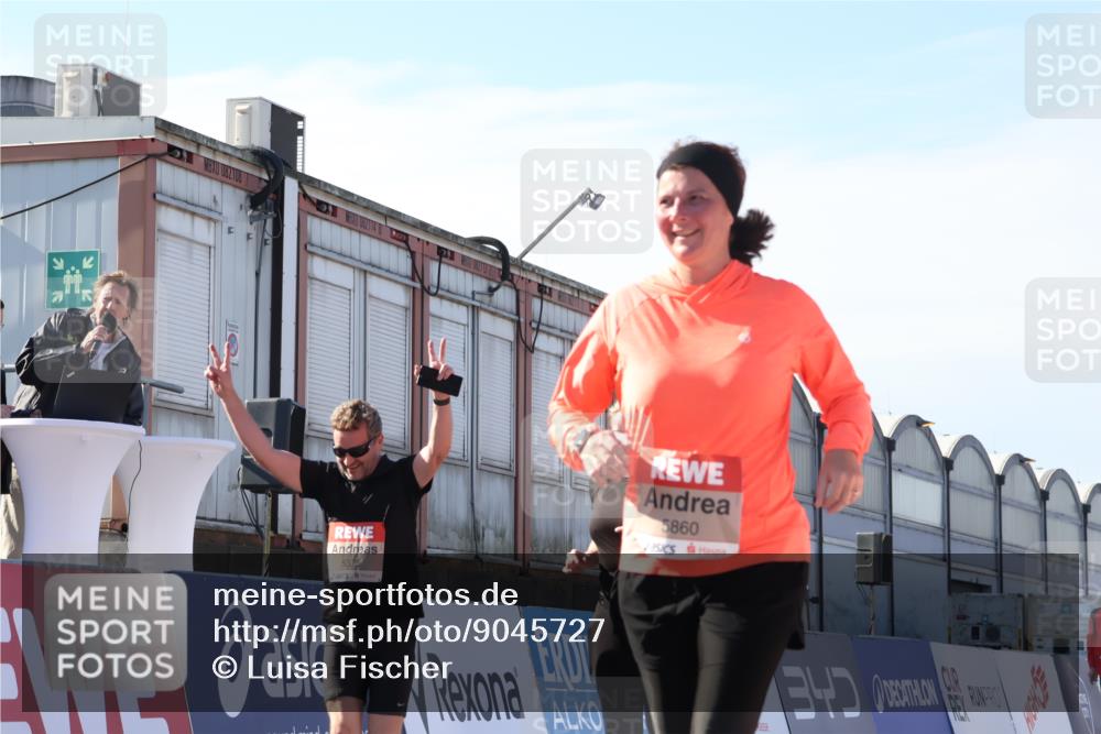03.10.2025 - Köhlbrandbrückenlauf Luisa Fischer http://msf.ph/oto/9045727 03.10.2025 13:45:51 Ziel 5184, 5375, 5376, 5860, 6029 meine-sportfotos.de