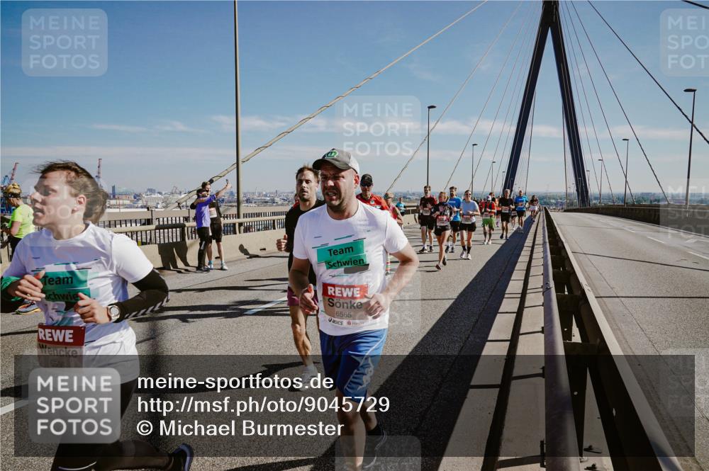 03.10.2025 - Köhlbrandbrückenlauf Michael Burmester http://msf.ph/oto/9045729 03.10.2025 12:28:11 Position 1 6565, 6566 meine-sportfotos.de