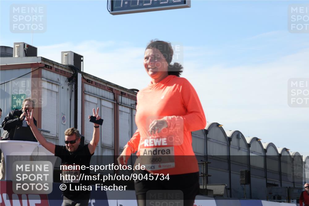 03.10.2025 - Köhlbrandbrückenlauf Luisa Fischer http://msf.ph/oto/9045734 03.10.2025 13:45:51 Ziel 5184, 5375, 5376, 5860, 6029 meine-sportfotos.de