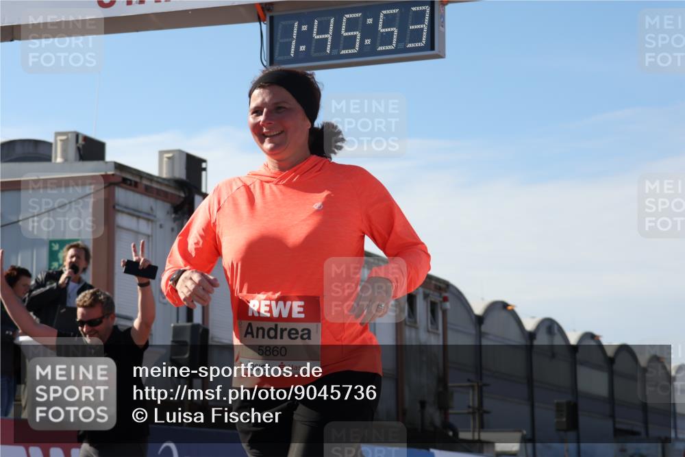 03.10.2025 - Köhlbrandbrückenlauf Luisa Fischer http://msf.ph/oto/9045736 03.10.2025 13:45:51 Ziel 5184, 5375, 5376, 5860, 6029 meine-sportfotos.de