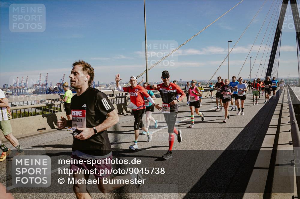 03.10.2025 - Köhlbrandbrückenlauf Michael Burmester http://msf.ph/oto/9045738 03.10.2025 12:28:12 Position 1 4954 meine-sportfotos.de