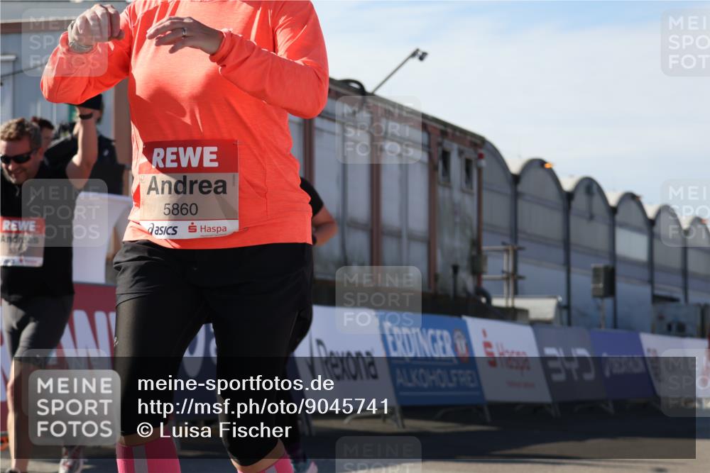 03.10.2025 - Köhlbrandbrückenlauf Luisa Fischer http://msf.ph/oto/9045741 03.10.2025 13:45:52 Ziel 7002, 5184, 5375, 5376, 5860, 6029 meine-sportfotos.de