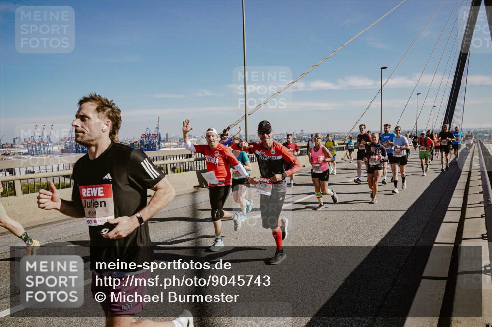 03.10.2025 - Köhlbrandbrückenlauf Michael Burmester http://msf.ph/oto/9045743 03.10.2025 12:28:12 Position 1 4954 meine-sportfotos.de