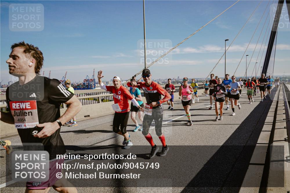 03.10.2025 - Köhlbrandbrückenlauf Michael Burmester http://msf.ph/oto/9045749 03.10.2025 12:28:12 Position 1 4954 meine-sportfotos.de