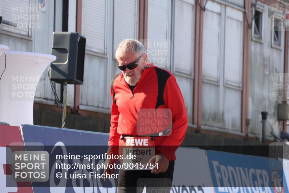 03.10.2025 - Köhlbrandbrückenlauf Luisa Fischer http://msf.ph/oto/9045754 03.10.2025 13:45:58 Ziel 7002, 4572, 5327, 5375, 5376, 5860, 6029 meine-sportfotos.de