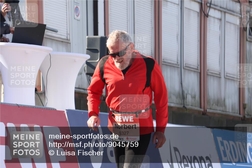 03.10.2025 - Köhlbrandbrückenlauf Luisa Fischer http://msf.ph/oto/9045759 03.10.2025 13:45:59 Ziel 7002, 4572, 5327, 5375, 5376, 5860, 6029 meine-sportfotos.de