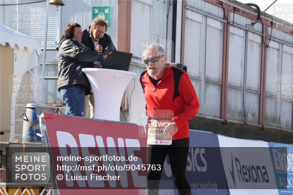 03.10.2025 - Köhlbrandbrückenlauf Luisa Fischer http://msf.ph/oto/9045763 03.10.2025 13:45:59 Ziel 7002, 4572, 5327, 5375, 5376, 5860, 6029 meine-sportfotos.de