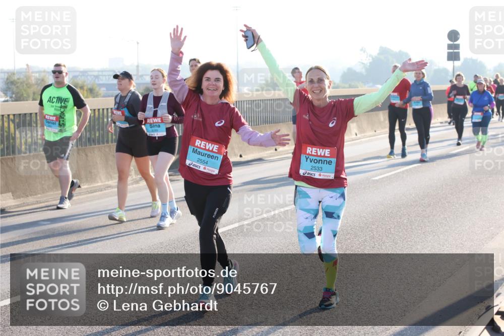 03.10.2025 - Köhlbrandbrückenlauf Lena Gebhardt http://msf.ph/oto/9045767 03.10.2025 09:27:54 Position 1 3389, 2554, 2533 meine-sportfotos.de