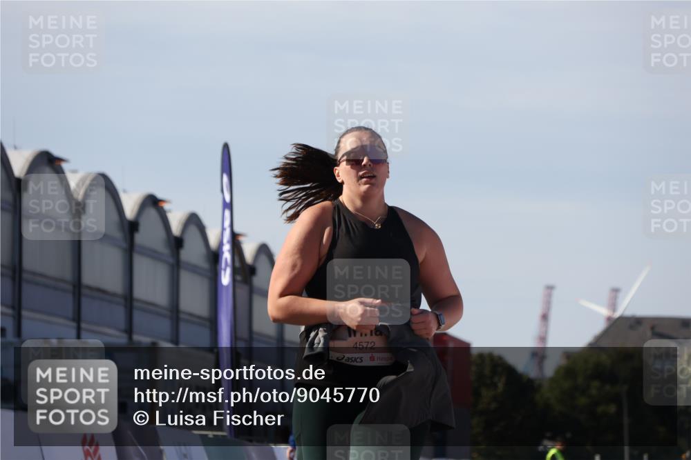 03.10.2025 - Köhlbrandbrückenlauf Luisa Fischer http://msf.ph/oto/9045770 03.10.2025 13:46:02 Ziel 7002, 7003, 9130, 4572, 5327, 5375, 5376 meine-sportfotos.de