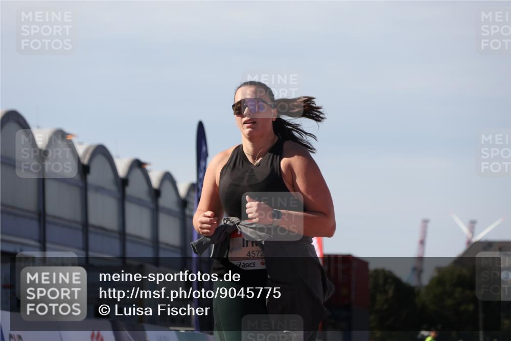 03.10.2025 - Köhlbrandbrückenlauf Luisa Fischer http://msf.ph/oto/9045775 03.10.2025 13:46:02 Ziel 7002, 7003, 9130, 4572, 5327, 5375, 5376 meine-sportfotos.de