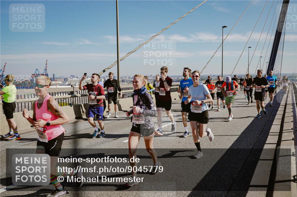 03.10.2025 - Köhlbrandbrückenlauf Michael Burmester http://msf.ph/oto/9045779 03.10.2025 12:28:14 Position 1 100, 5738, 6068 meine-sportfotos.de