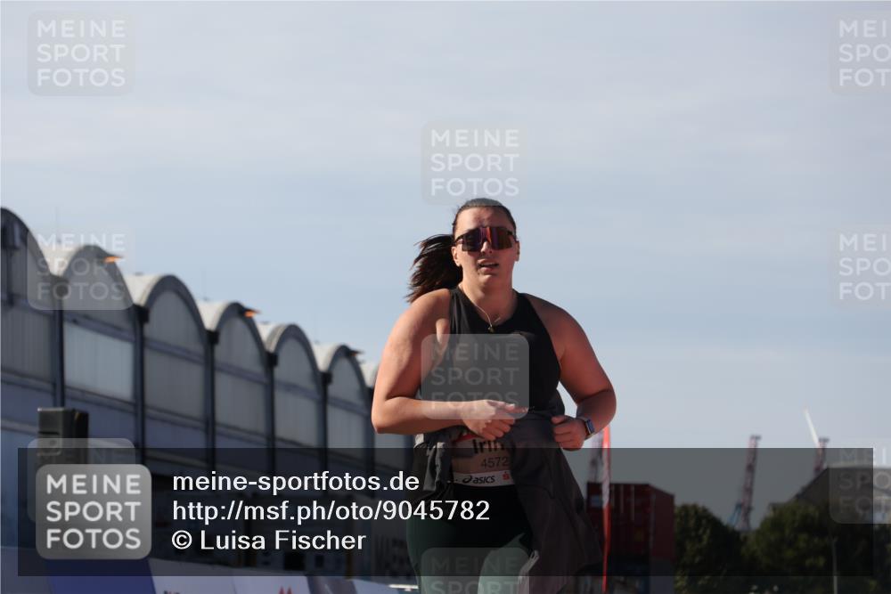 03.10.2025 - Köhlbrandbrückenlauf Luisa Fischer http://msf.ph/oto/9045782 03.10.2025 13:46:02 Ziel 7002, 7003, 9130, 4572, 5327, 5375, 5376 meine-sportfotos.de