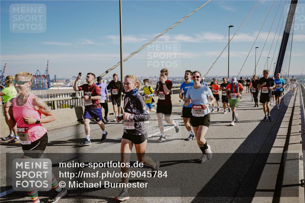 03.10.2025 - Köhlbrandbrückenlauf Michael Burmester http://msf.ph/oto/9045784 03.10.2025 12:28:14 Position 1 12, 5738, 6068 meine-sportfotos.de
