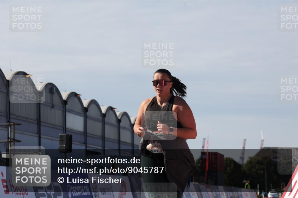 03.10.2025 - Köhlbrandbrückenlauf Luisa Fischer http://msf.ph/oto/9045787 03.10.2025 13:46:03 Ziel 7002, 7003, 9130, 4572, 5327, 5376 meine-sportfotos.de