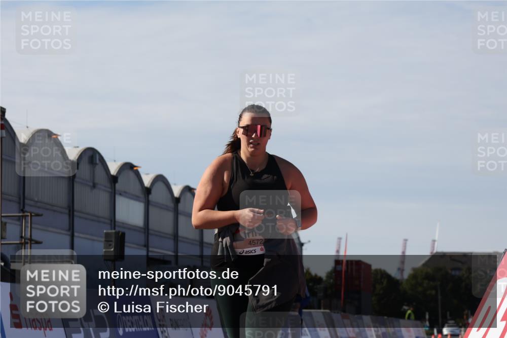 03.10.2025 - Köhlbrandbrückenlauf Luisa Fischer http://msf.ph/oto/9045791 03.10.2025 13:46:03 Ziel 7002, 7003, 9130, 4572, 5327, 5376 meine-sportfotos.de