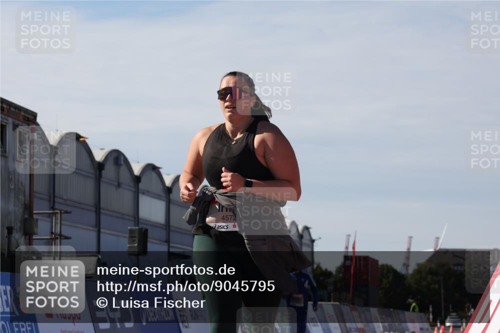 03.10.2025 - Köhlbrandbrückenlauf Luisa Fischer http://msf.ph/oto/9045795 03.10.2025 13:46:03 Ziel 7002, 7003, 9130, 4572, 5327, 5376 meine-sportfotos.de