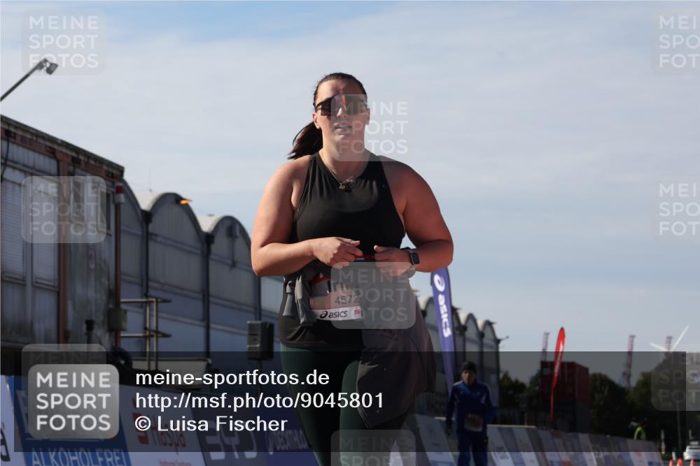 03.10.2025 - Köhlbrandbrückenlauf Luisa Fischer http://msf.ph/oto/9045801 03.10.2025 13:46:04 Ziel 7002, 7003, 9130, 4572, 5327 meine-sportfotos.de