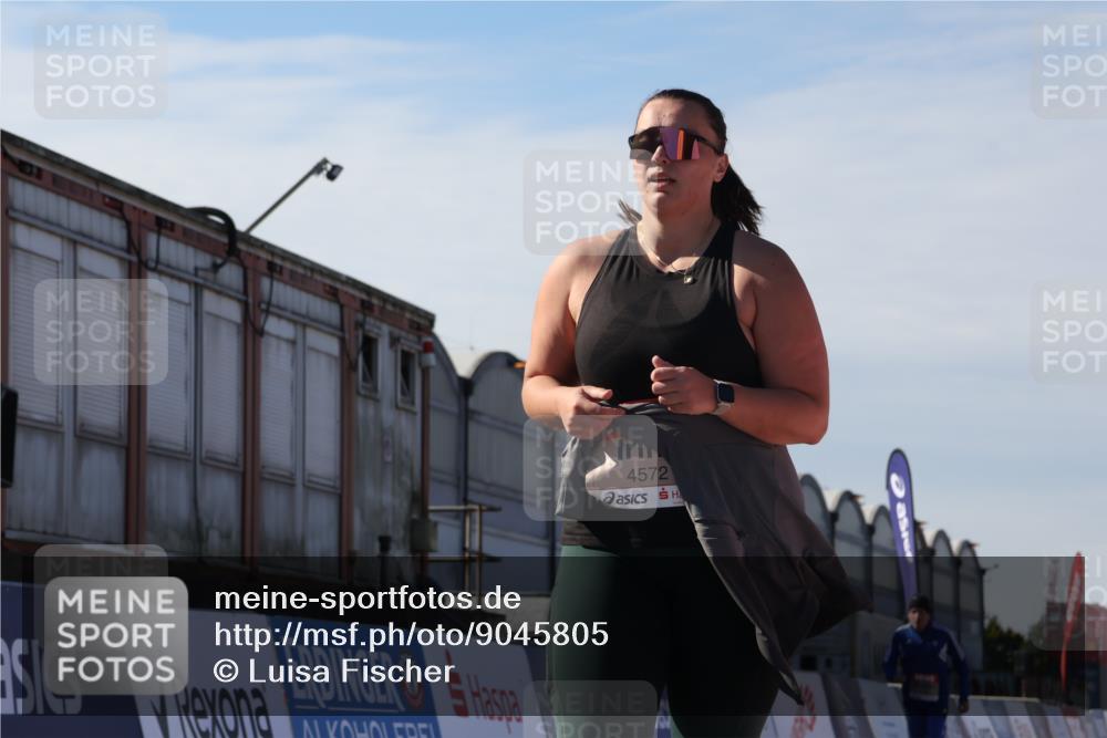 03.10.2025 - Köhlbrandbrückenlauf Luisa Fischer http://msf.ph/oto/9045805 03.10.2025 13:46:04 Ziel 7002, 7003, 9130, 4572, 5327 meine-sportfotos.de