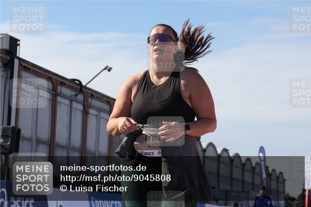 03.10.2025 - Köhlbrandbrückenlauf Luisa Fischer http://msf.ph/oto/9045808 03.10.2025 13:46:04 Ziel 7002, 7003, 9130, 4572, 5327 meine-sportfotos.de