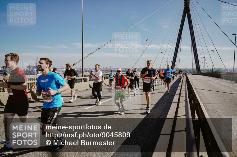 03.10.2025 - Köhlbrandbrückenlauf Michael Burmester http://msf.ph/oto/9045809 03.10.2025 12:28:15 Position 1 4197, 44 meine-sportfotos.de