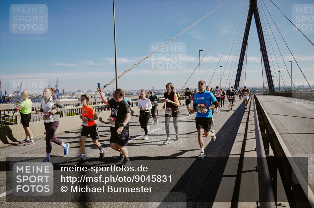 03.10.2025 - Köhlbrandbrückenlauf Michael Burmester http://msf.ph/oto/9045831 03.10.2025 12:28:17 Position 1  meine-sportfotos.de