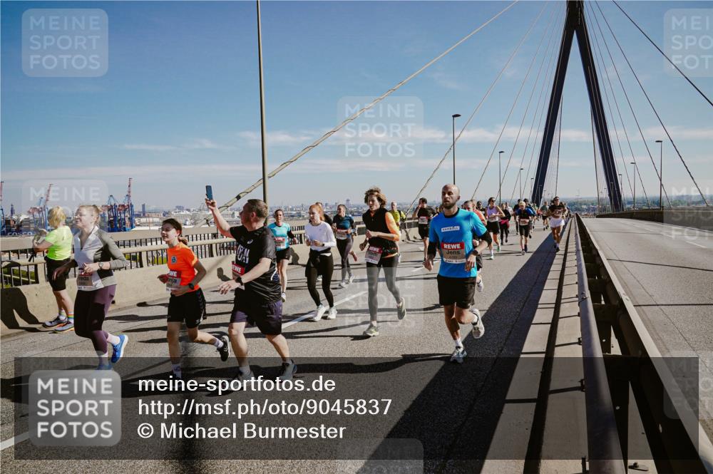 03.10.2025 - Köhlbrandbrückenlauf Michael Burmester http://msf.ph/oto/9045837 03.10.2025 12:28:17 Position 1  meine-sportfotos.de