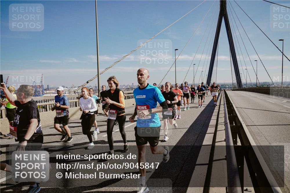 03.10.2025 - Köhlbrandbrückenlauf Michael Burmester http://msf.ph/oto/9045847 03.10.2025 12:28:18 Position 1  meine-sportfotos.de