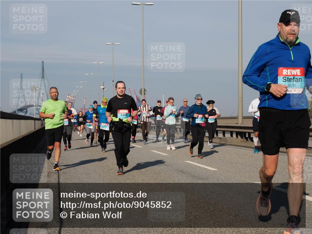 03.10.2025 - Köhlbrandbrückenlauf Fabian Wolf http://msf.ph/oto/9045852 03.10.2025 09:58:07 Position 3 1537, 2079, 1510 meine-sportfotos.de