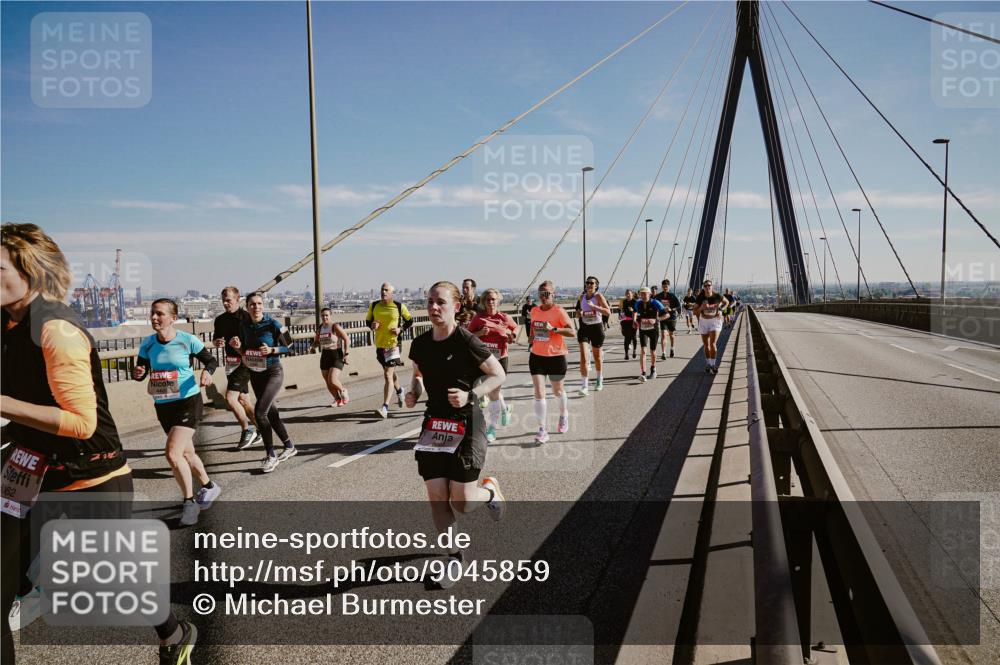 03.10.2025 - Köhlbrandbrückenlauf Michael Burmester http://msf.ph/oto/9045859 03.10.2025 12:28:19 Position 1 5062 meine-sportfotos.de