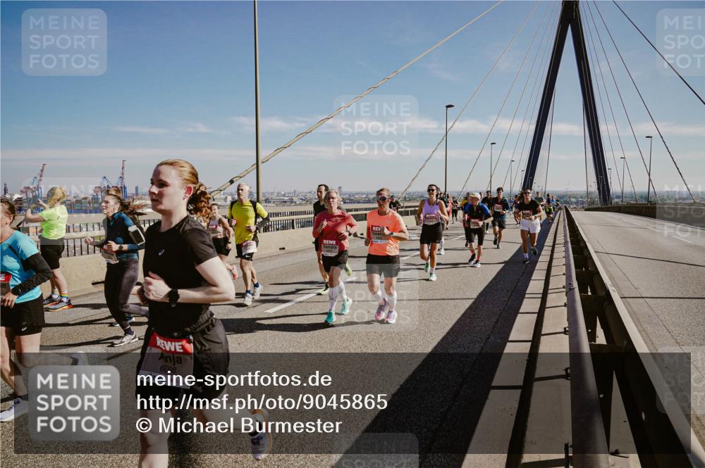 03.10.2025 - Köhlbrandbrückenlauf Michael Burmester http://msf.ph/oto/9045865 03.10.2025 12:28:19 Position 1 6098 meine-sportfotos.de