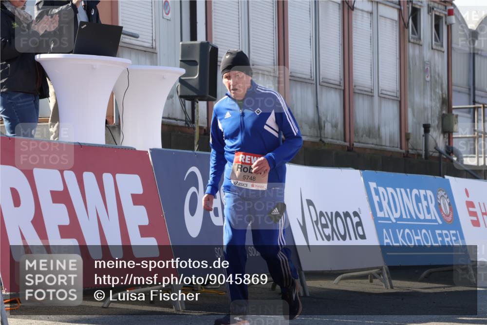03.10.2025 - Köhlbrandbrückenlauf Luisa Fischer http://msf.ph/oto/9045869 03.10.2025 13:46:11 Ziel 7003, 9130, 9720, 4572, 5748 meine-sportfotos.de