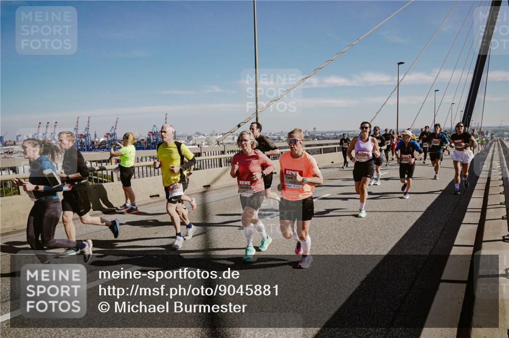 03.10.2025 - Köhlbrandbrückenlauf Michael Burmester http://msf.ph/oto/9045881 03.10.2025 12:28:20 Position 1  meine-sportfotos.de