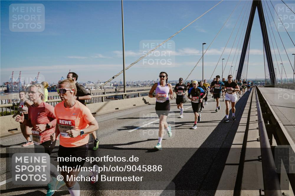 03.10.2025 - Köhlbrandbrückenlauf Michael Burmester http://msf.ph/oto/9045886 03.10.2025 12:28:21 Position 1 44 meine-sportfotos.de