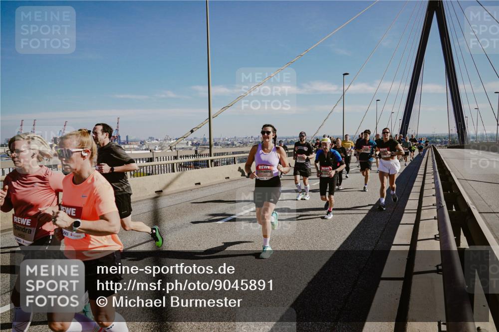 03.10.2025 - Köhlbrandbrückenlauf Michael Burmester http://msf.ph/oto/9045891 03.10.2025 12:28:21 Position 1 5103 meine-sportfotos.de