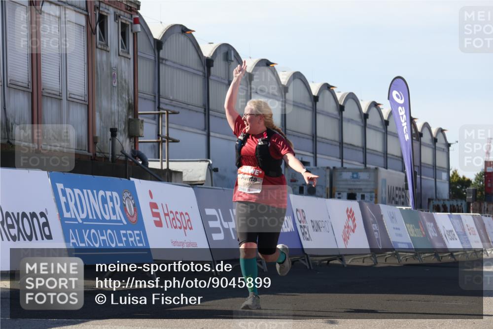 03.10.2025 - Köhlbrandbrückenlauf Luisa Fischer http://msf.ph/oto/9045899 03.10.2025 13:46:26 Ziel 5900 meine-sportfotos.de