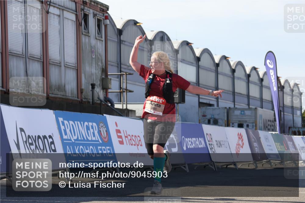03.10.2025 - Köhlbrandbrückenlauf Luisa Fischer http://msf.ph/oto/9045903 03.10.2025 13:46:26 Ziel 5900 meine-sportfotos.de