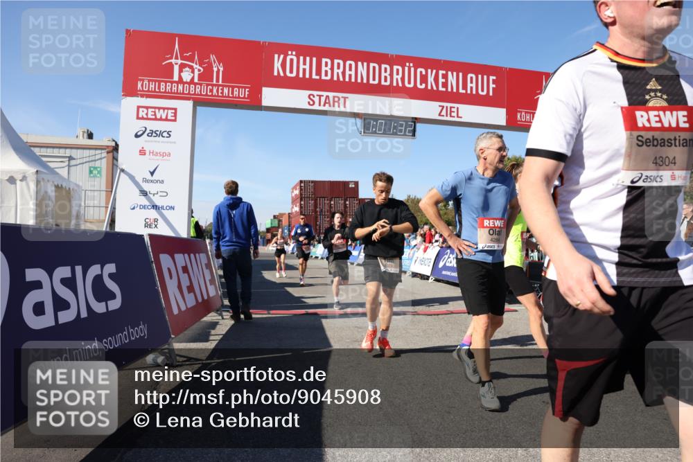 03.10.2025 - Köhlbrandbrückenlauf Lena Gebhardt http://msf.ph/oto/9045908 03.10.2025 13:01:33 Ziel 4047, 4073, 4199, 4219, 4220, 4284, 4292, 4304, 5424, 6187, 6775, 6801 meine-sportfotos.de
