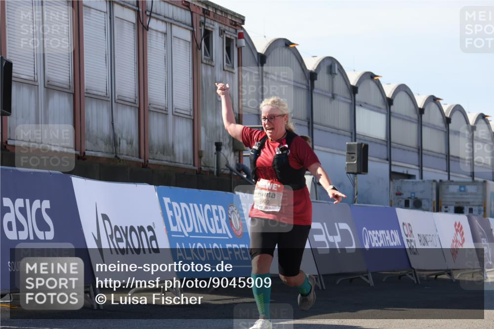 03.10.2025 - Köhlbrandbrückenlauf Luisa Fischer http://msf.ph/oto/9045909 03.10.2025 13:46:27 Ziel 5900 meine-sportfotos.de