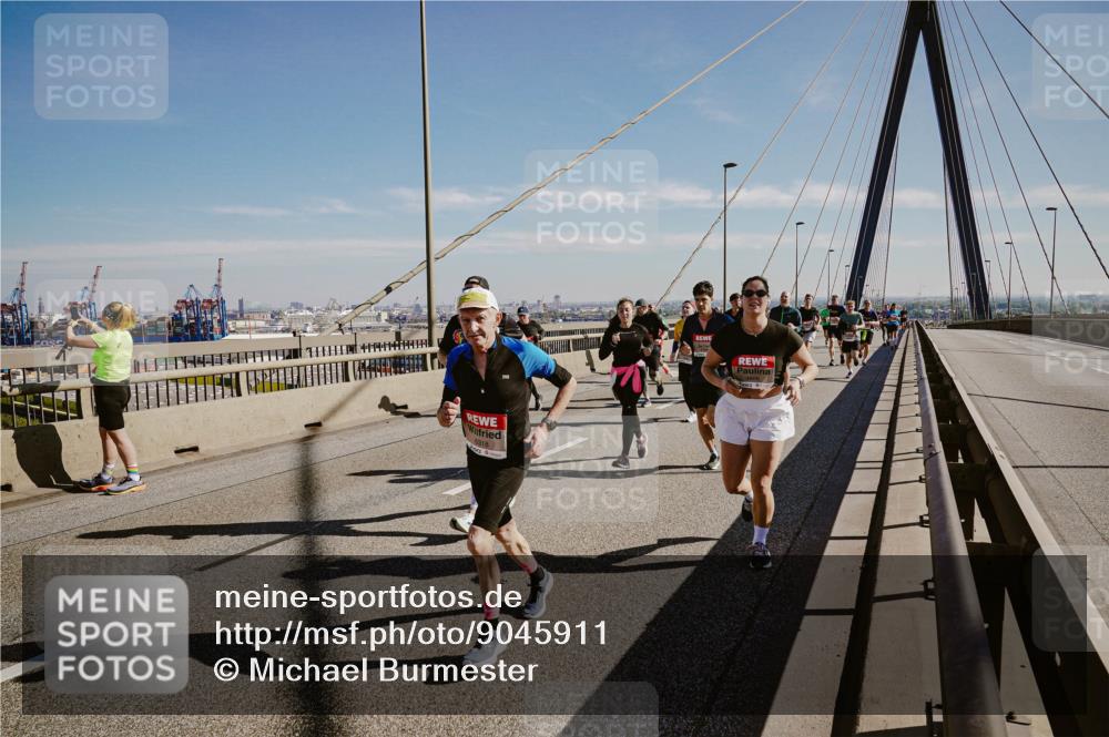 03.10.2025 - Köhlbrandbrückenlauf Michael Burmester http://msf.ph/oto/9045911 03.10.2025 12:28:22 Position 1 6318 meine-sportfotos.de